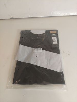 un t-shirt noir et blanc orné d'une bande blanche