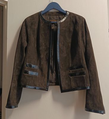 une veste suspendue à un cintre accroché au mur d'une pièce
