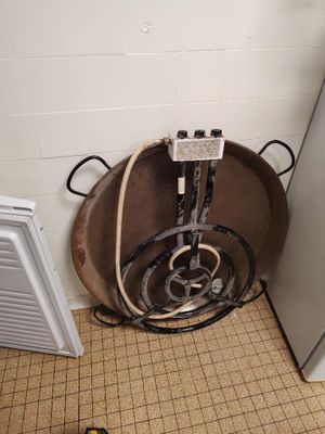 une photo d'une cuisine avec un évier et une machine à laver