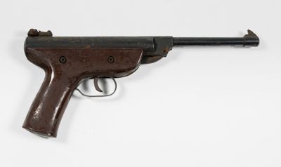 gros plan d'un fusil jouet sur une surface blanche
