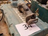 une machine posée sur une table dans un atelier