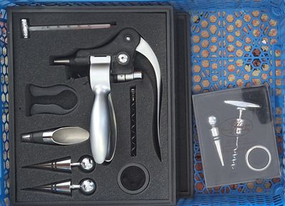 une boîte contenant divers outils