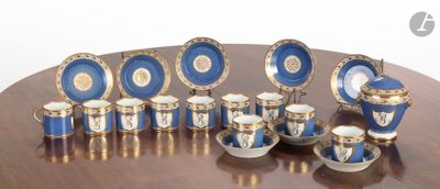 beaucoup de tasses et soucoupes bleues et blanches sur une table