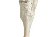 statue en marbre représentant une femme tenant un bébé dans ses bras