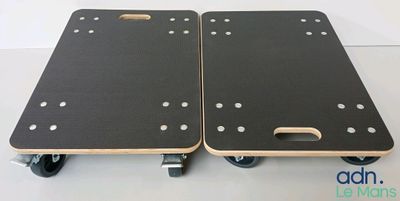 deux skateboards, l'un noir et l'autre blanc, posés l'un sur l'autre