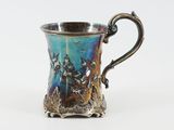 une image représentant une tasse argentée et bleue ornée d'un motif représentant un cheval