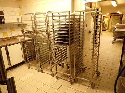 une photo d'une cuisine où l'on voit de nombreux plateaux de nourriture