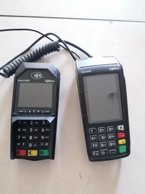 deux téléphones portables posés l'un à côté de l'autre sur une table