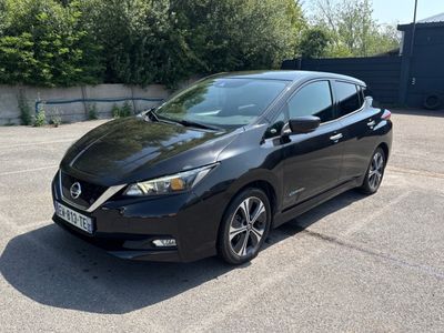 La Nissan Leaf noire est garée sur un parking