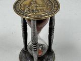 un petit sablier contenant une horloge