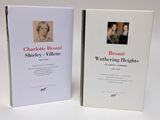 les deux livres sont posés sur une surface blanche