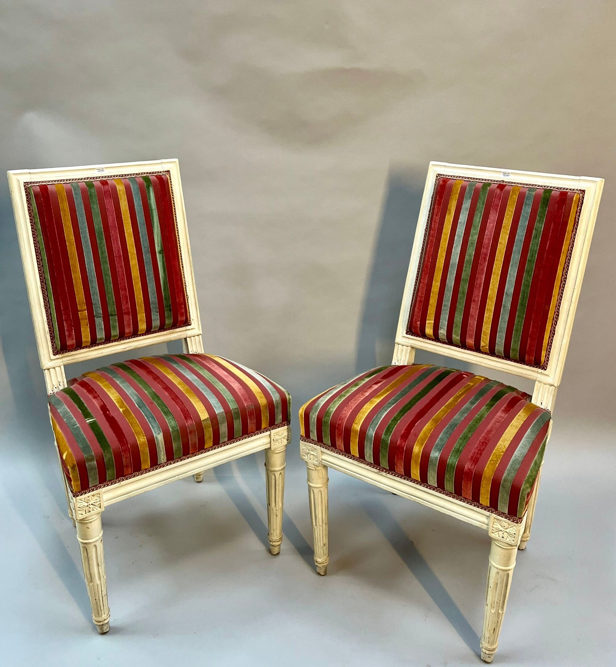 PAIRE DE CHAISES en bois laqué blanc.