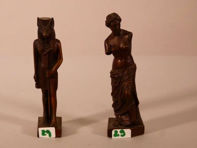 deux figurines d'un homme et d'une femme debout l'un à côté de l'autre