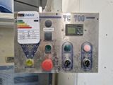 une photo d'un tableau de commande dans une usine
