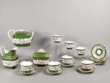 un ensemble de plats et de tasses en porcelaine verte et blanche
