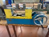 une machine posée sur une table dans une pièce
