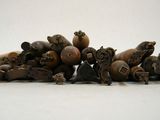 un tas de figurines en bois posées sur une surface blanche