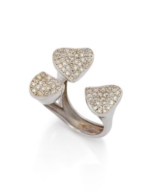 une bague en or blanc et diamants