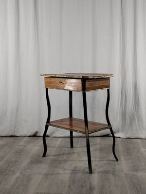 l'image d'une petite table avec un tiroir