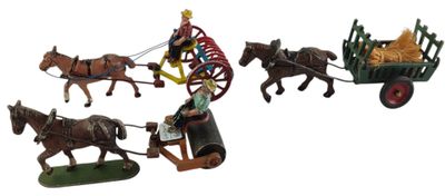quatre figurines représentant des chevaux tirant un chariot sur lequel se trouve un homme