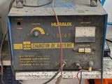 un chargeur électrique est posé sur une table dans un garage