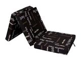 une chaise pliante ornée d'un motif noir et blanc