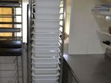 une photo d'une cuisine professionnelle avec de nombreux plats sur les étagères
