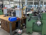 de nombreuses machines qui se trouvent dans une grande salle
