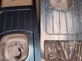 une boîte posée par terre, avec un lavabo à l'intérieur