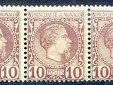 un gros plan sur trois timbres posés sur une surface noire