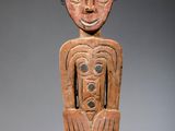 un gros plan d'une statue en bois représentant un visage