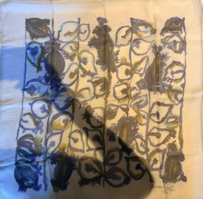 gros plan d'un morceau de tissu sur lequel est dessiné un motif
