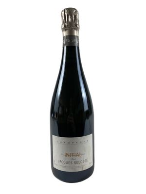 gros plan d'une bouteille de vin sur fond blanc