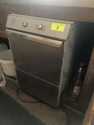 une photo d'un lave-vaisselle dans une cuisine sale