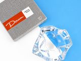 un gros plan d'un objet en forme de losange sur une surface bleue et blanche