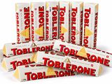 une tablette de chocolat blanc Toblerone à laquelle on a déjà pris une bouchée