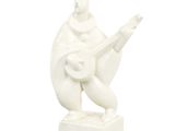 une statue blanche représentant un homme jouant de la guitare