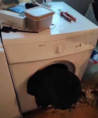 une machine à laver et un sèche-linge posés sur le plan de travail de la cuisine