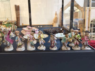 de nombreuses figurines exposées dans une vitrine