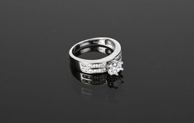 Bague or blanc 750/1000ème sertie d'un diamant d'environ 0,8…