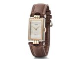 Gros plan sur une montre-bracelet avec un bracelet marron