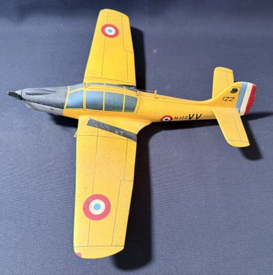 un avion jouet posé sur une table
