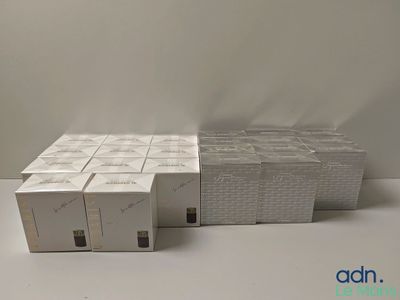 plusieurs paquets de cigarettes posés sur une table blanche