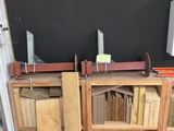 une pièce dont les étagères sont remplies d'outils