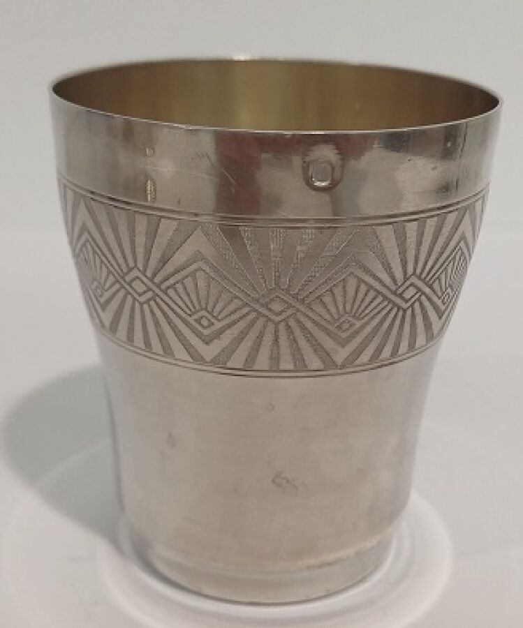 Timbale en argent massif poinçon Minerve 1°titre A décor d'une frise de motifs géométriques. Haut: 7.5cm Orfèvre Maur...