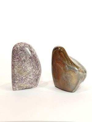 deux pierres posées l'une à côté de l'autre sur une surface blanche