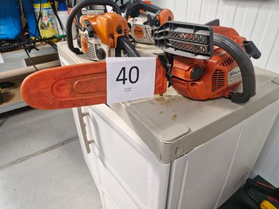 une tronçonneuse posée sur un réfrigérateur dans un magasin