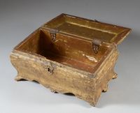 Coffret rectangulaire de forme galbée en bois laqué, le couv… (photo 2)