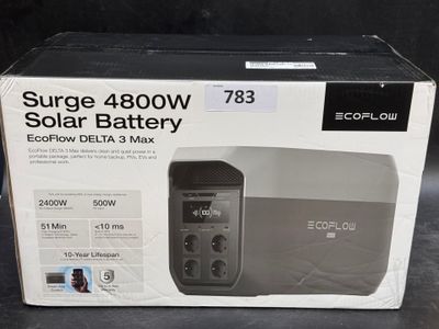 une photo d'une boîte contenant une batterie solaire posée sur une table