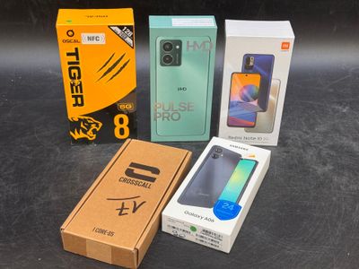 trois boîtes contenant divers téléphones portables, posées les unes à côté des autres sur une table